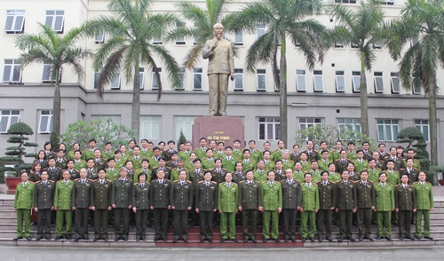 Đại diện Ban Giám đốc và lãnh đạo các đơn vị của hai nhà trường chụp ảnh lưu niệm tại tượng đài Chủ tịch Hồ Chí Minh - Học viện CSND